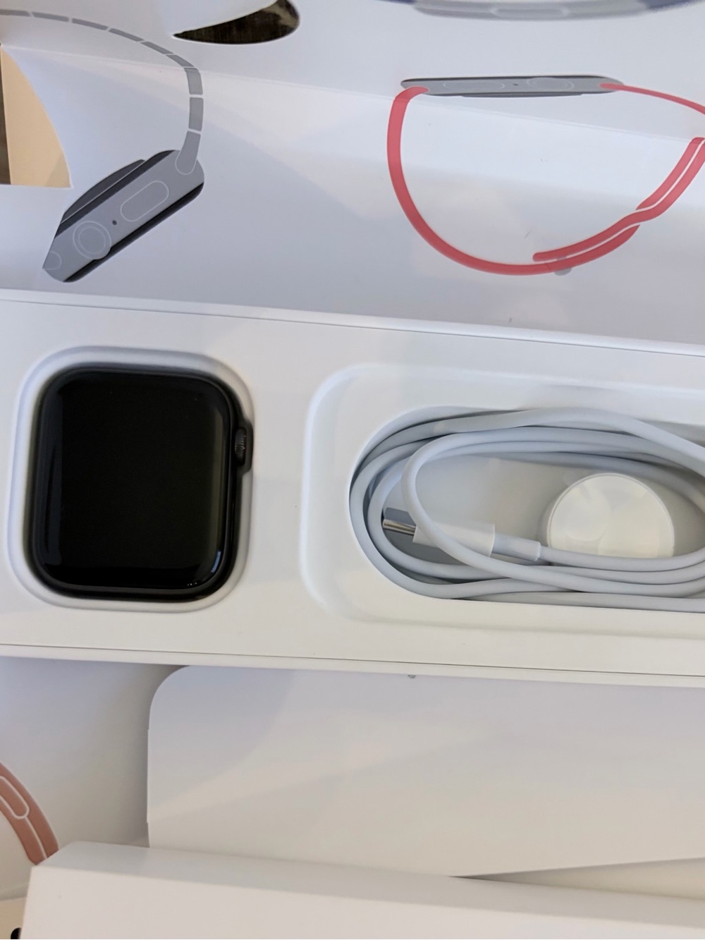 Apple Watch Series 5, 44mm w/with org. Charger. Black Watchband, never used